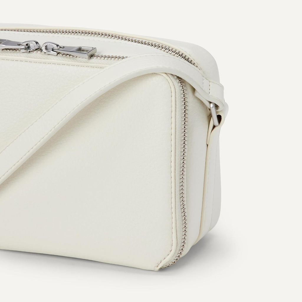 Amazon Essentials Women's Boxy Crossbody Bag