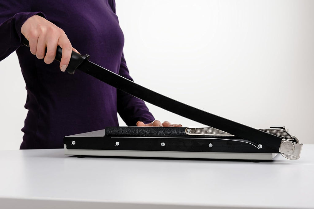 Dahle 15e Vantage Paper Trimmer, 15" Cut Length, 15 Sheet, Automatic Clamp, Adjustable Guide, Metal Base with 1/2" Gridlines, Guillotine Paper Cutter