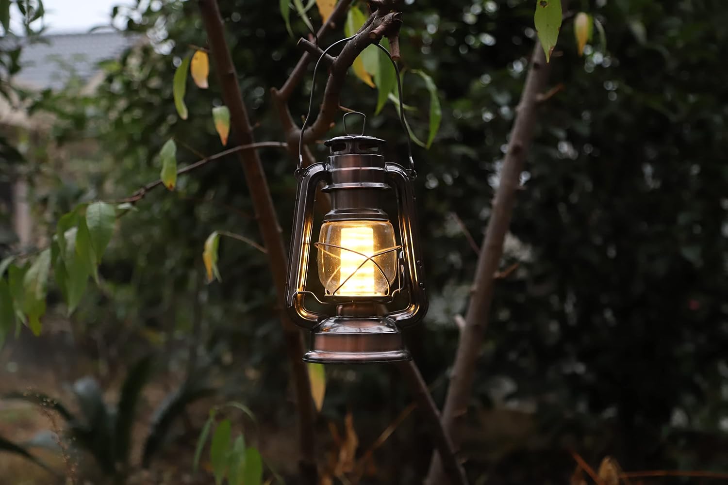 YAKii LED Vintage Lantern Metal Hanging Hurricane 12 LED Dimmer Switch Warm White Battery Operated Power Outage Indoor Camping Lighting Outdoor Brooklyn Decoration(Copper)