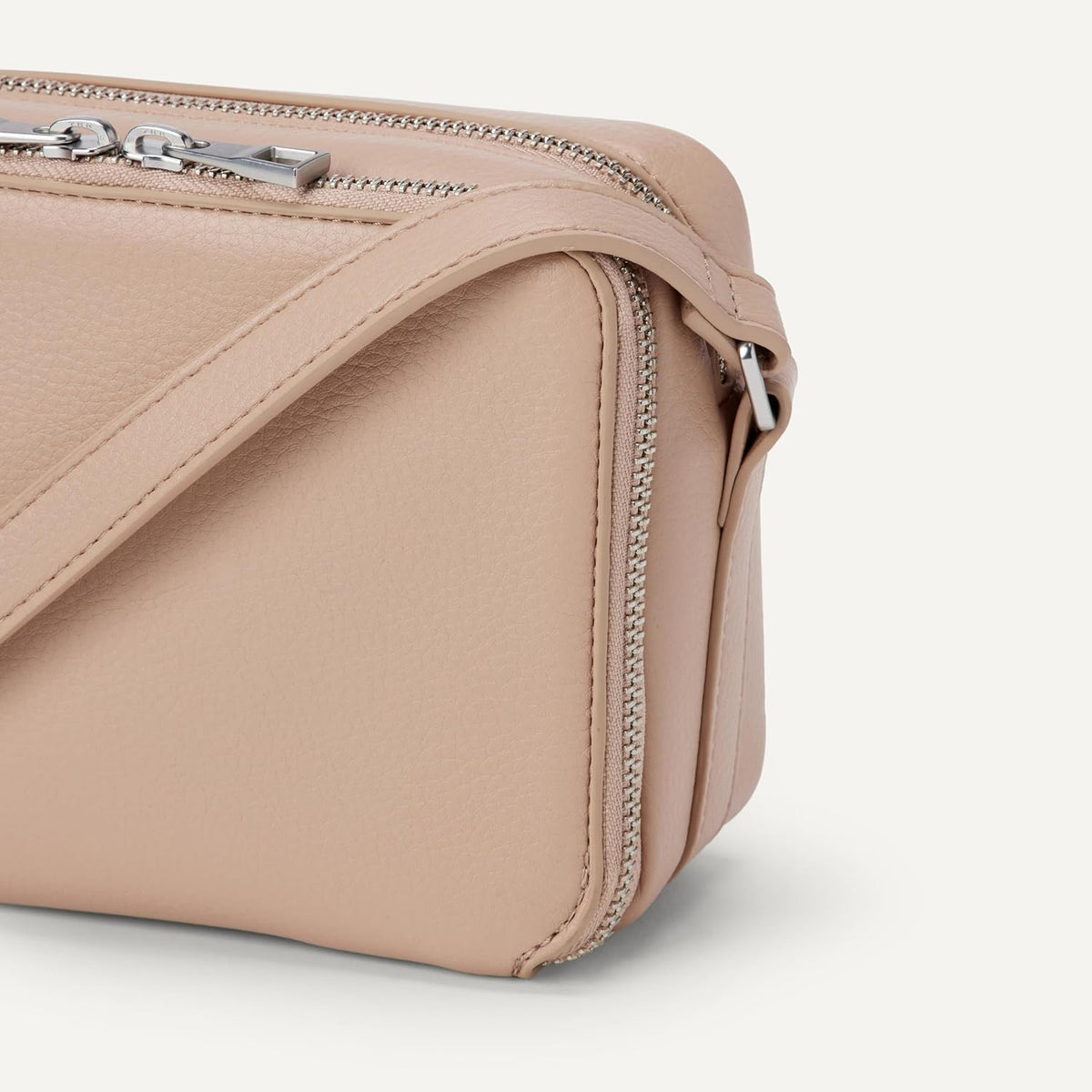 Amazon Essentials Women's Boxy Crossbody Bag