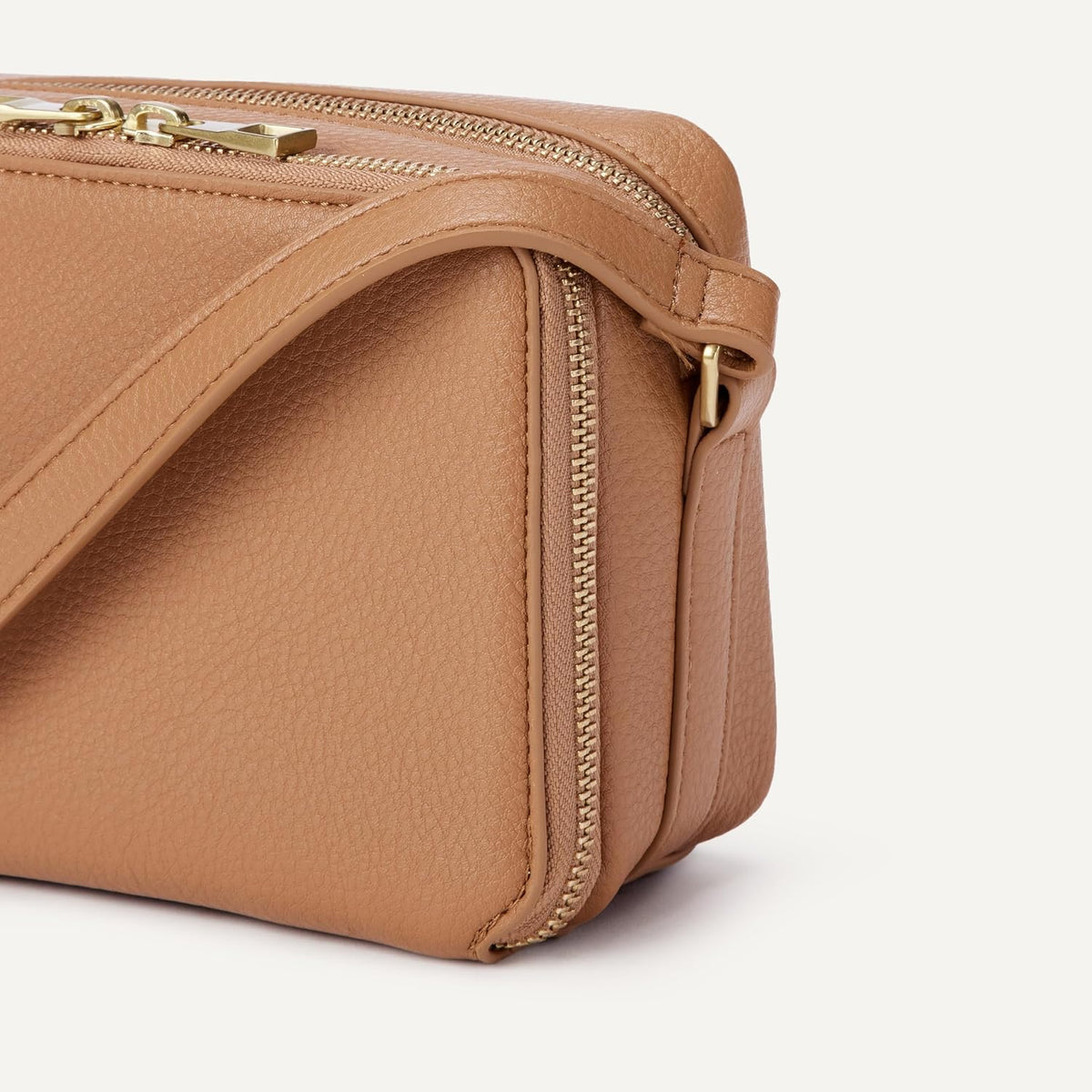 Amazon Essentials Women's Boxy Crossbody Bag