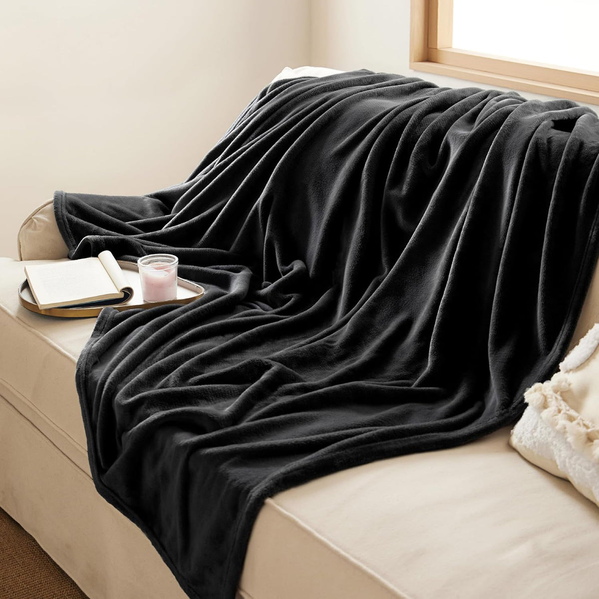 Bedsure Soft Cozy Warm Fleece Throw Blanket for Couch 300GSM Black 50"x60"