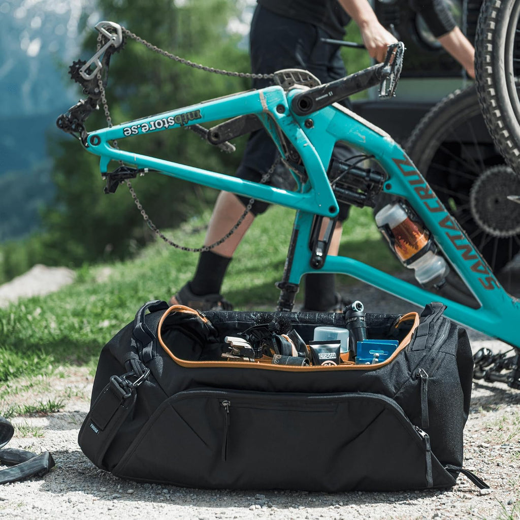 Thule RoundTrip 80L Duffel - Storage compartments to Organize and Protect Gear - Boot Bag for ski and Snowboard Travel - Soft Pocket for Goggles and Helmet - Dry Bag Included
