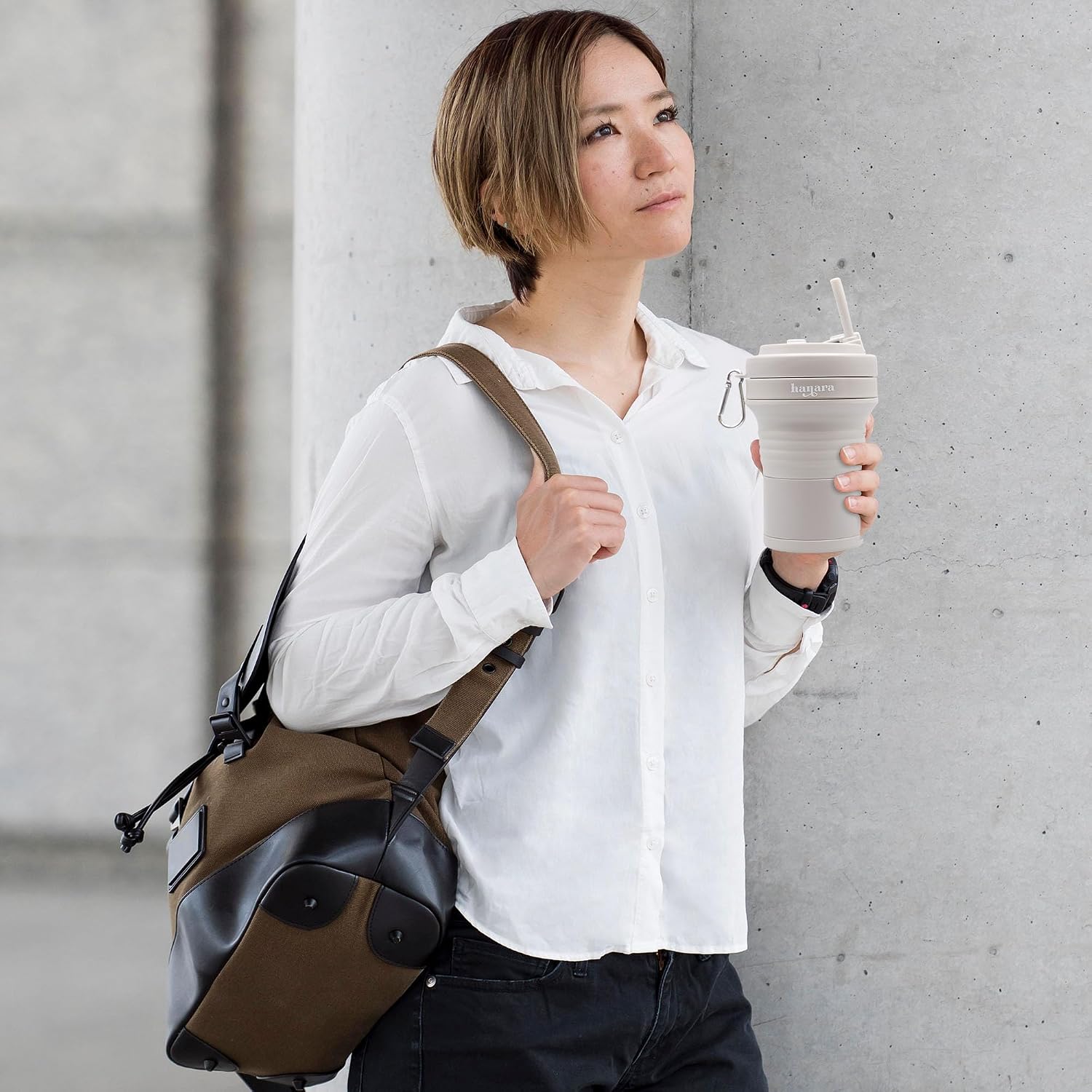 HANARA Collapsible Cup with Reusable Straw – 18 Oz (550 Ml), Portable Travel Mug, BPA-Free, Leak-Proof, Microwave & Dishwasher Safe, Multi-Purpose for Hot & Cold Drinks – Beige