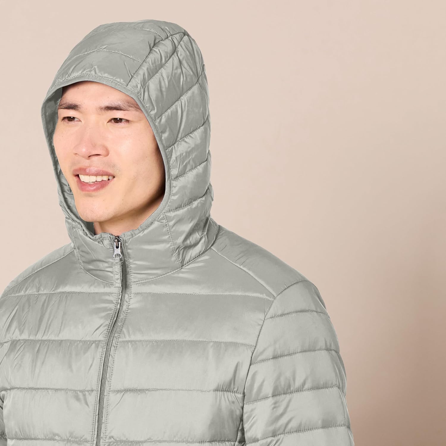Amazon Essentials Men's Lightweight Water-Resistant Packable Hooded Puffer Jacket