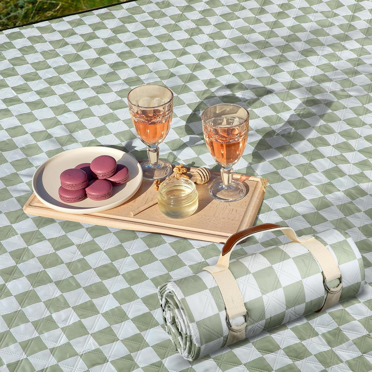 Nuanchu Checkered Picnic Blanket Extra Large Outdoor Blanket Sandproof 80"x80" Waterproof Portable Machine Washable 3 Layer Thick Gingham Picnic Mat for Beach Camping Park Grass Travel(Grass Green)