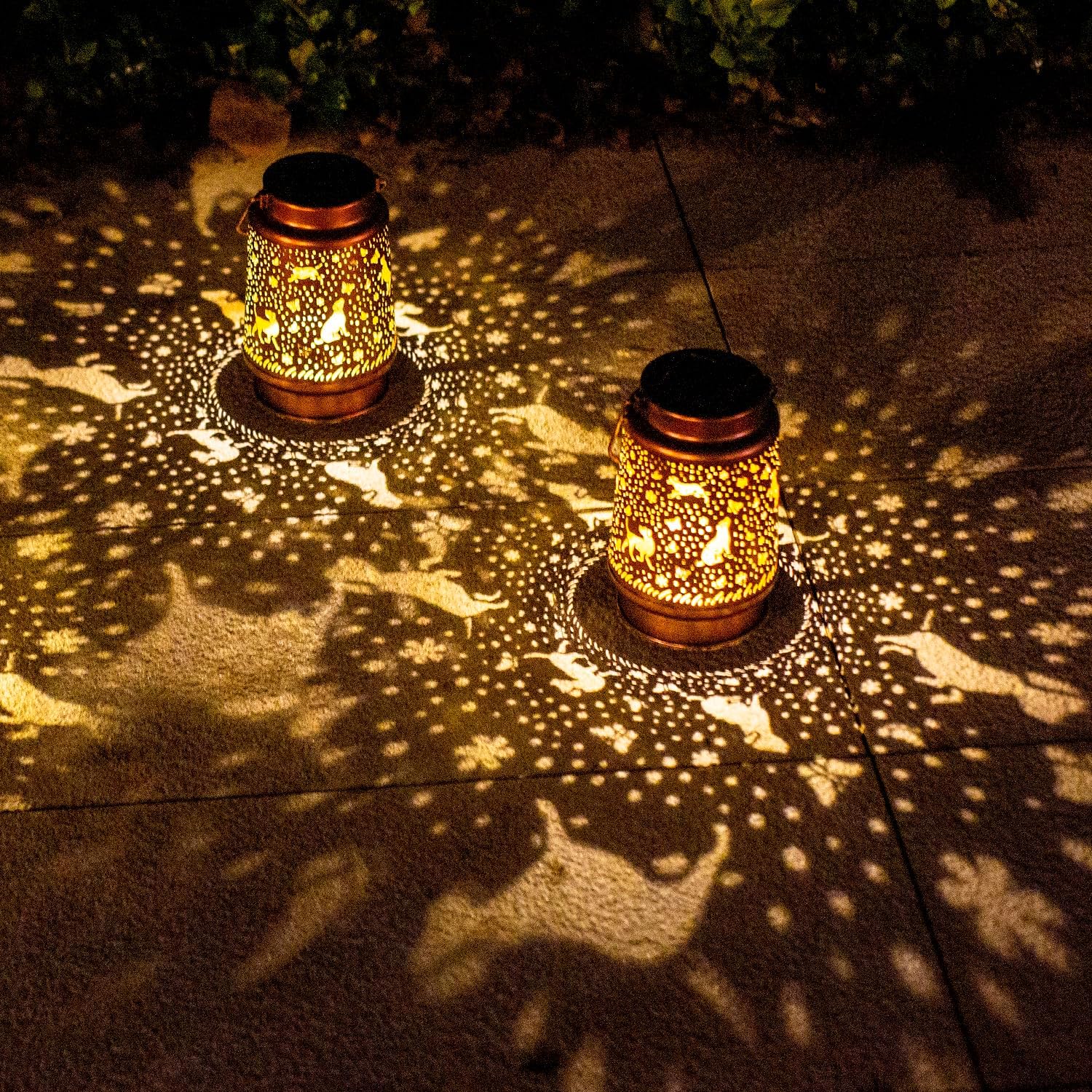 Dog Solar Lanterns Outdoor Waterproof Hanging Solar Lights Labrador Dog Gifts for Women Men Metal Decorative LED Lanterns for Yard, Patio, Lawn, Pathway, Landscape, Garden Decor, Dog Lovers Gifts